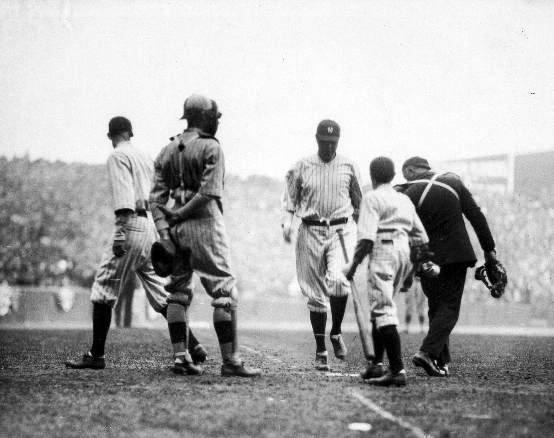 양키 스타디움 개장일, 첫 홈런을 치고 홈을 밟다, 1923년 4월 18일