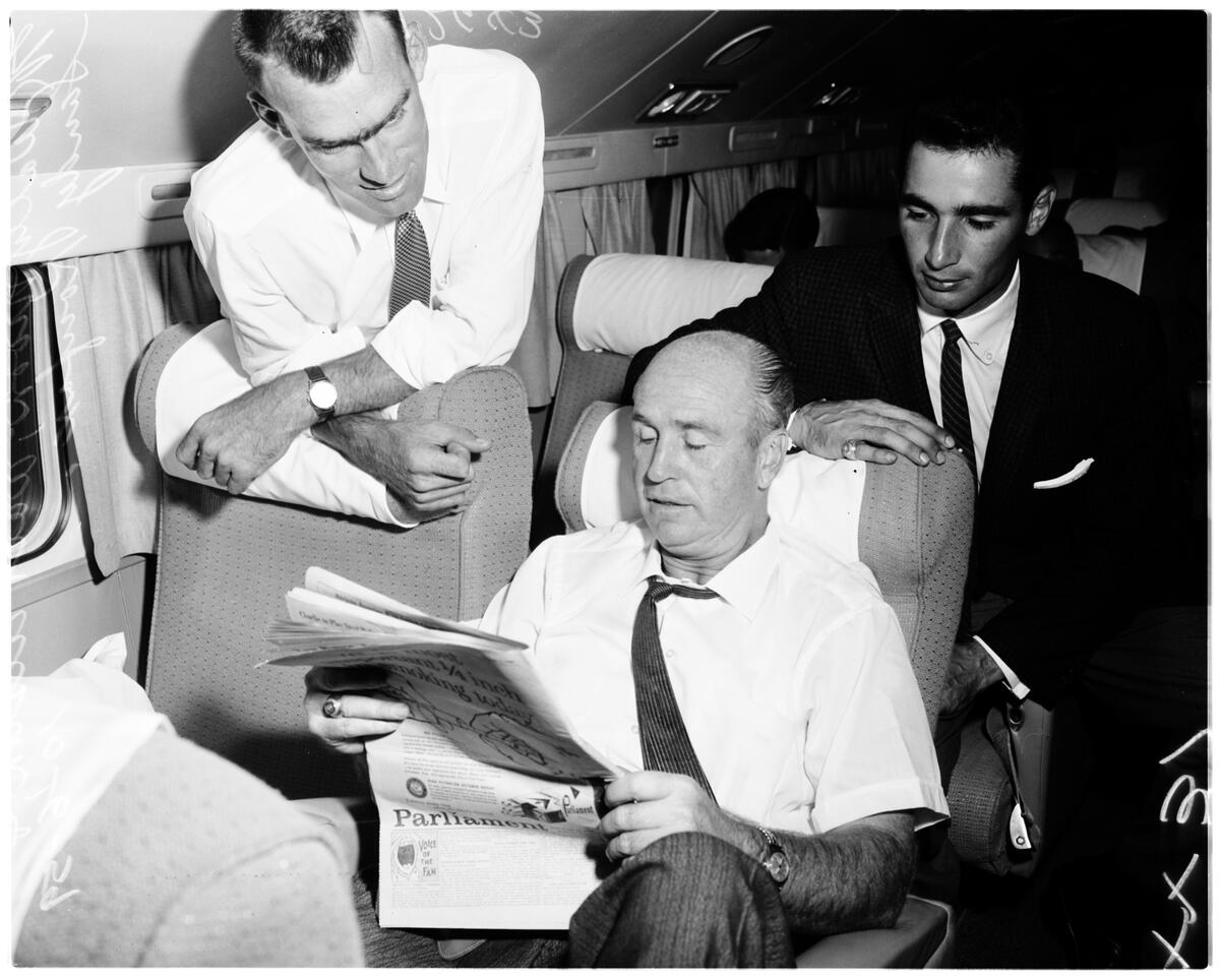 1959년 월드시리즈로 떠나는 기내에서. 왼쪽부터 월리 문, 월트 앨스턴 감독, 코팩스.